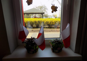 Flagi biało- czerwone w oknach naszej sali.